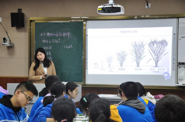 杨漪与学生交流互动