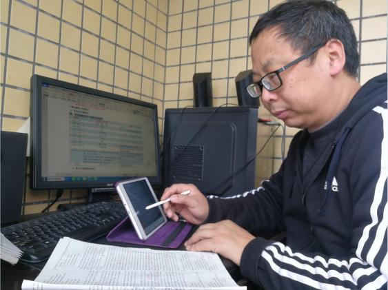 班主任兼英语老师余晓冬