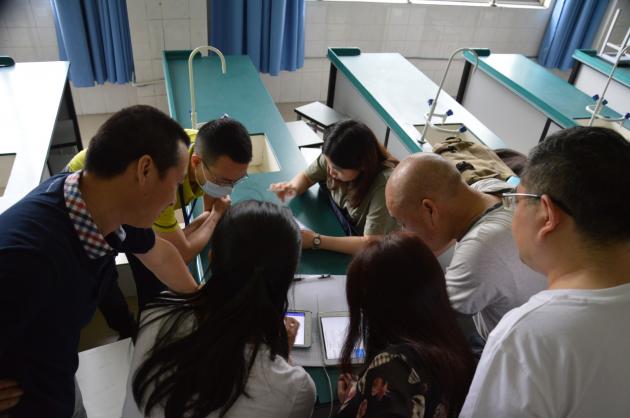 高三地理老师研究平板教学