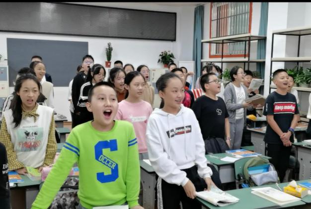 同学们大声歌唱英文歌