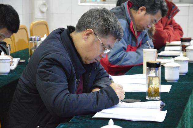 双流中学校长龙清明听取报告