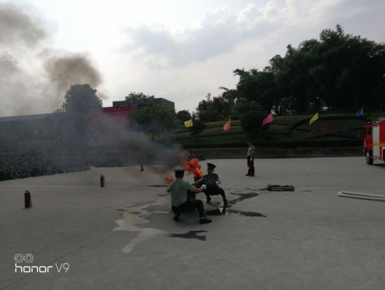 武警消防战士示范