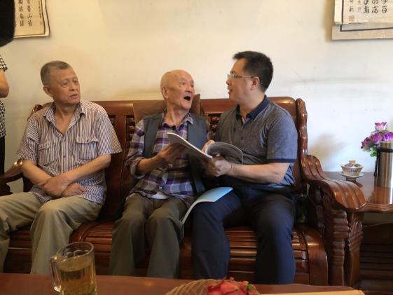 图片4陈老先生和龙校长翻看书法与英文集