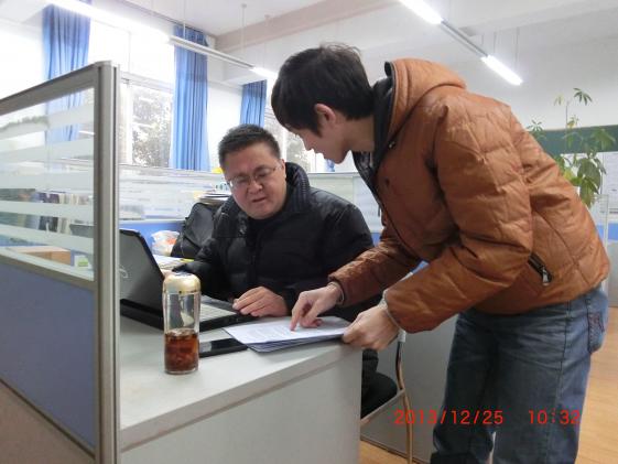 双流中学生物教研组长阳冰指导青年教师伍贤军准备此次展评活动