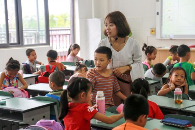 胡老师鼓励孩子大声发言