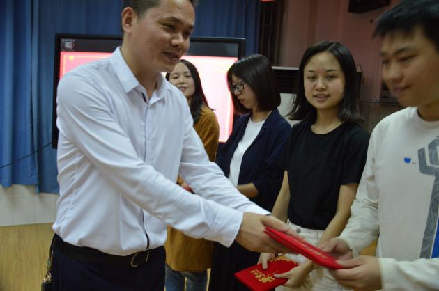 徐校长为获奖教师颁奖