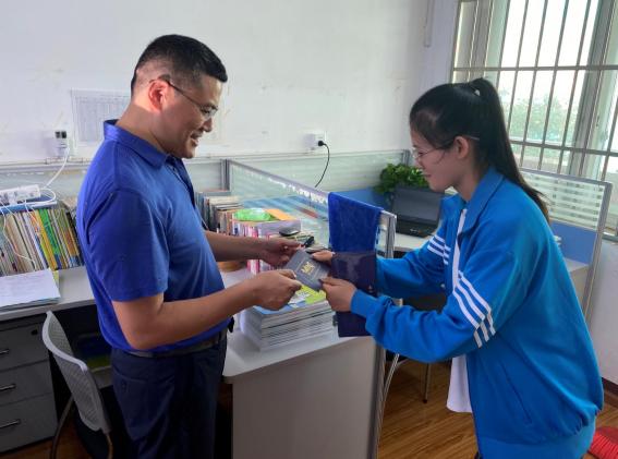 学生会同学为教师送节日慰问贺卡