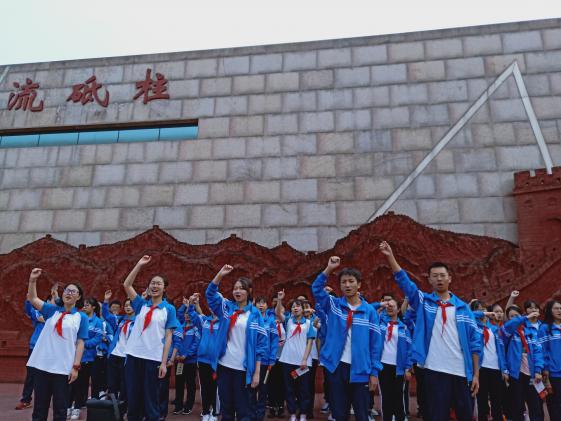 同学们浮雕广场歌唱《我和我的祖国》