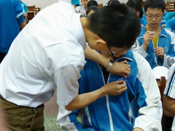 佩戴团徽