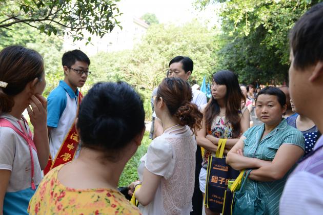 学生志愿者热情回答家长问题
