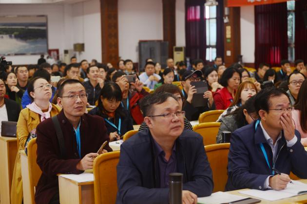 老师们认真聆听