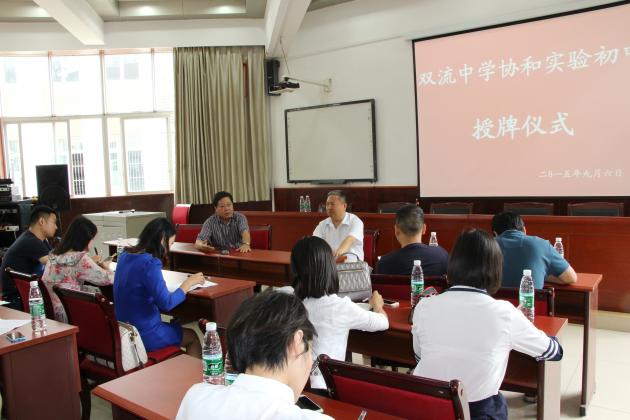 接受媒体专访2