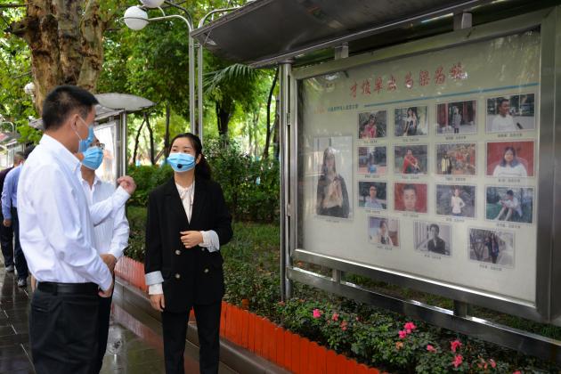 李德龙主席了解双流中学的发展