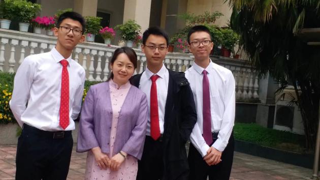 语文李爱英老师与学生合影