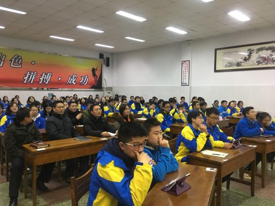 参赛学生正在思考