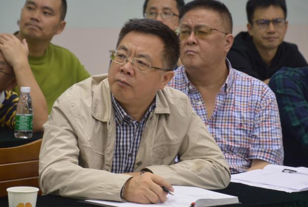 龙清明校长认真听发言报告
