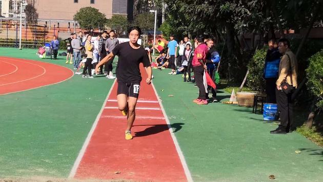 邓尧同学比赛三级跳远