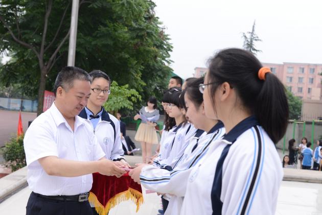 颁发毕业证书