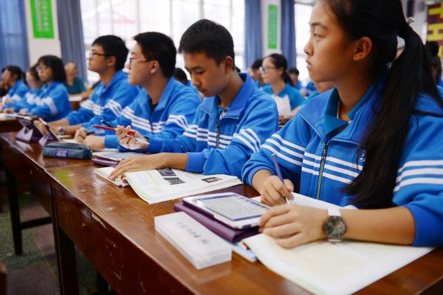 学生专心听讲