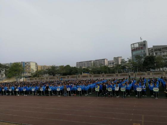 高一、高二年级学生参加升旗仪式