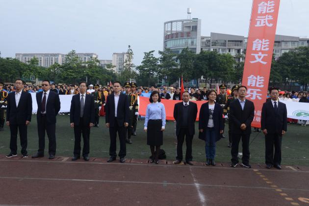 双流区教育局宣外科凌科长（前排正中）与双流中学行政领导共同出席开幕式