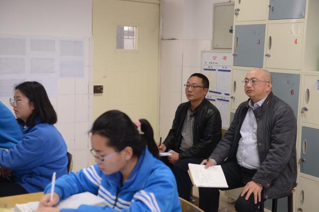 办公室副主任彭春晖陪同语文研培员司新华老师听课