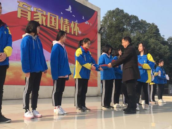 龙清明校长为竞赛一等奖获得者颁奖