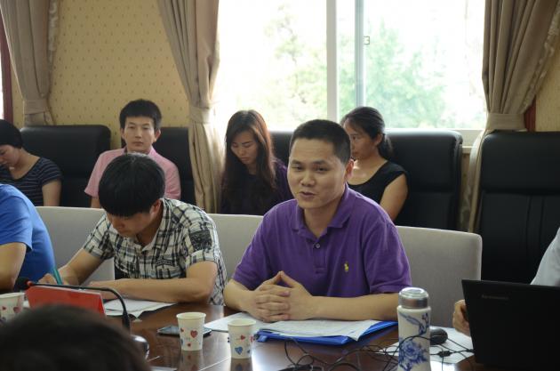 双流中学副校长徐天福主持会议