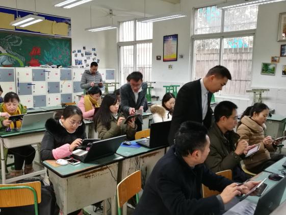 参培教师认真学习