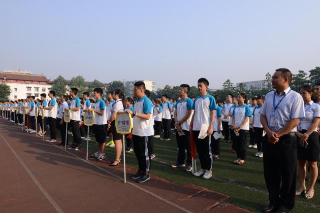 精神昂扬、整齐划一的师生队伍