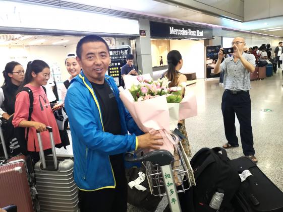 学生家长收到双流中学的欢迎鲜花