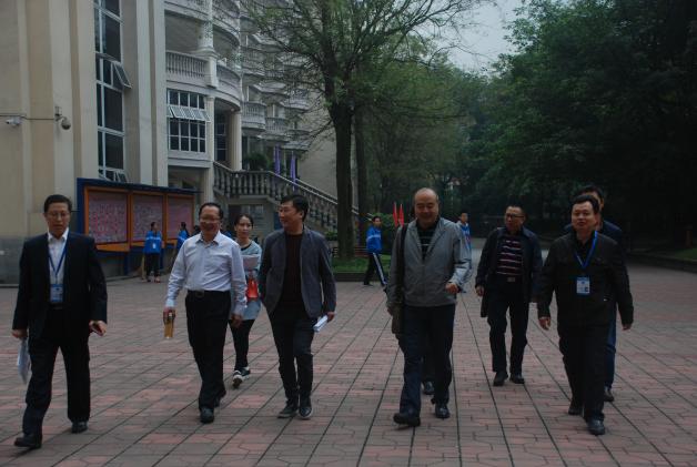 张航等专家组一行到双流中学