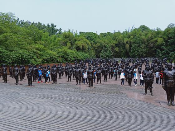 同学们在群雕广场参观