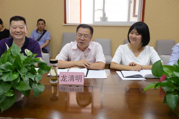 龙清明校长致欢迎词