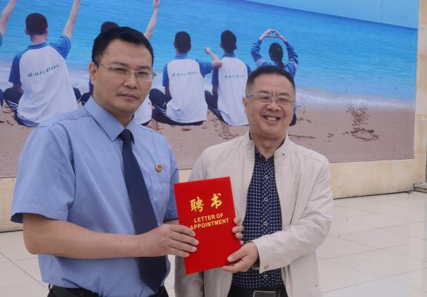 龙校长为胡检察长颁发聘书