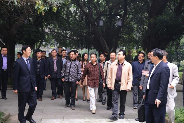 双流中学副校长黄钟陪同巴中高三优师参观双流中学
