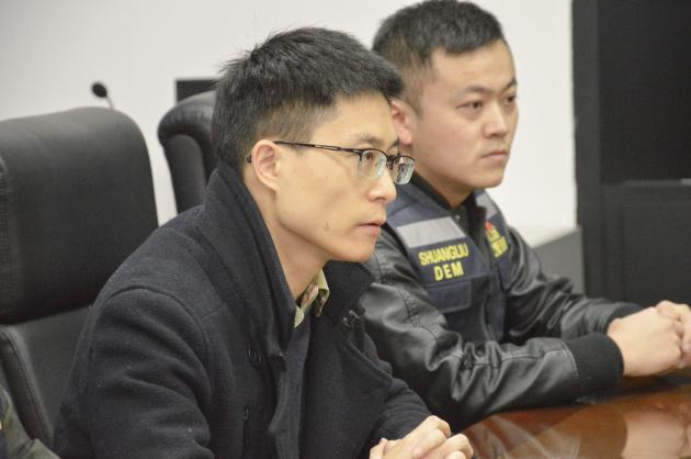  教育局安全科副科长魏东主持会议