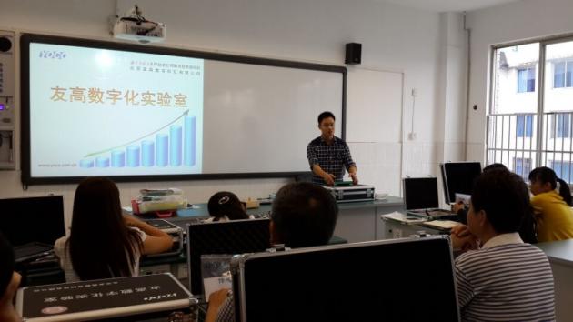夏老师在介绍实验操作方法