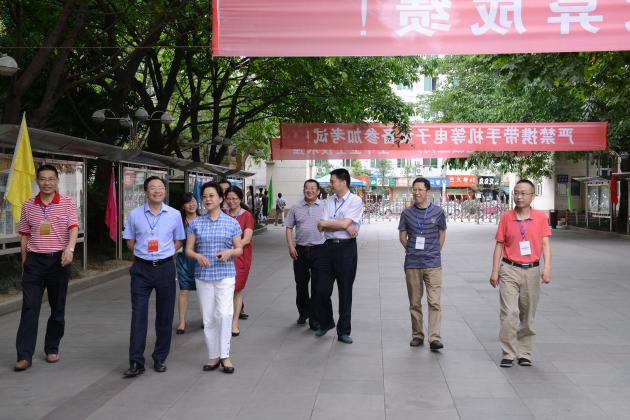 视察双流中学考务工作