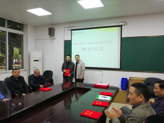 龙校长给颜怀勋老师颁发聘书