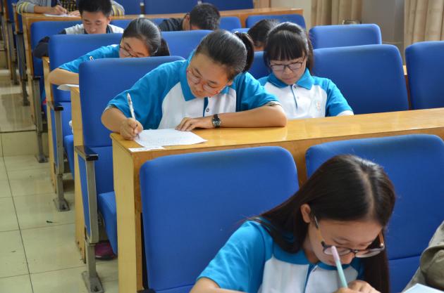 复试同学认真完成答卷