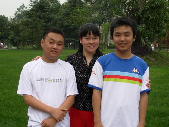 冯中惠--2007年与杨阳（右四川省高考英语总分第一；徐唯涛（左）理科高考第三名）