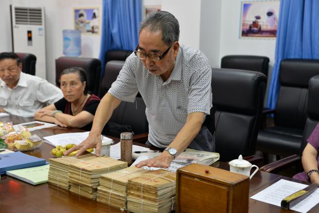 双流中学校友胡德明为学校捐赠的物品
