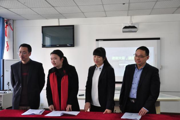 双流中学龙校长向王区长汇报工作