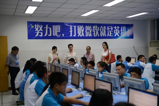 市级相关领导在考场视察学生考试情况