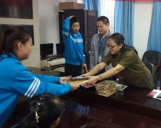 赠送学习用品