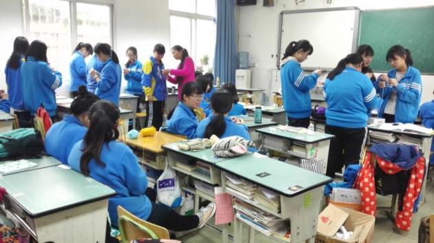 牟娅老师教学生巧手编织玩转毛线