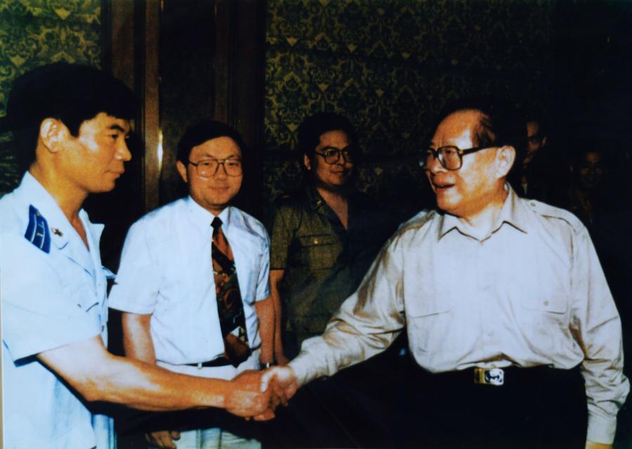 石永亮（左1），1979届学生，1998年，在担任空军装备部科研定货部科技处副处长期间因工作出色受到江泽民主席亲切接见