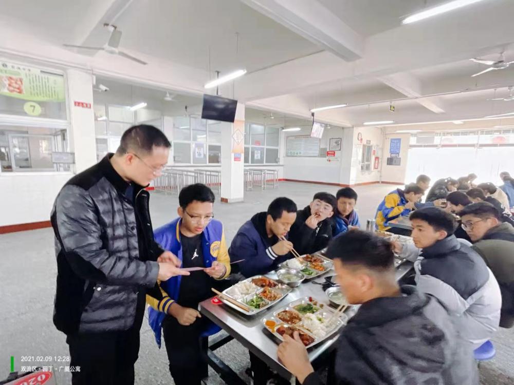 杜江涛副校长和同学们一同就餐