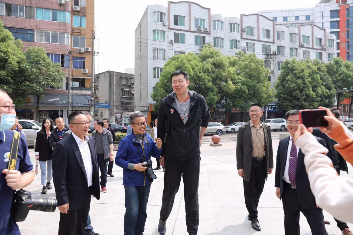 王治郅莅临双流中学调研指导